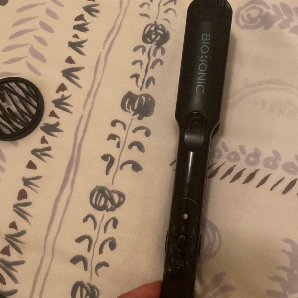 Flat iron strainer